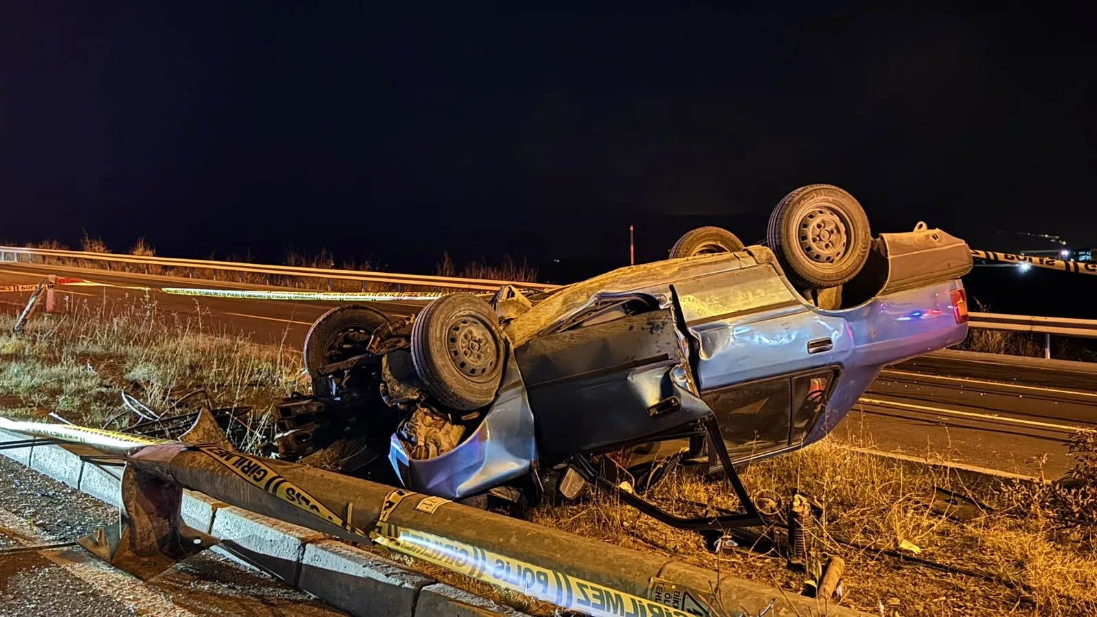 KAYSERİ’DE OTOMOBİL REFÜJE DEVRİLDİ: 2 YARALI