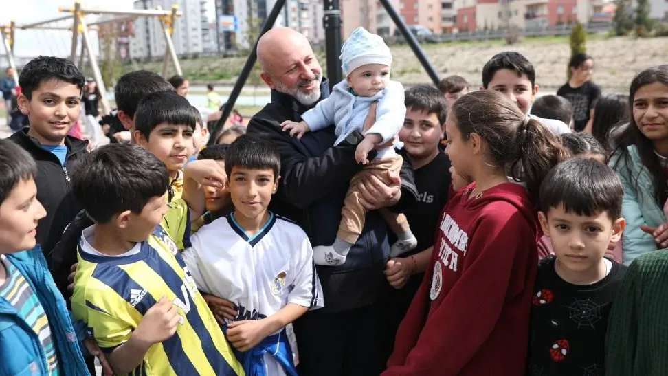 ‘EVLATLARIMIZ İÇİN BÜTÜN PARKLARDA TOPRAK ALANLAR YAPIYORUZ’