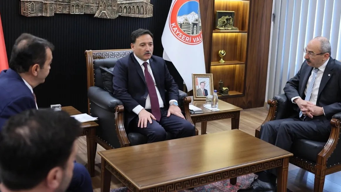 KTO BAŞKANI GÜLSOY VE BERABERİNDEKİ HEYETTEN VALİ GÖKMEN ÇİÇEK’E ZİYARET